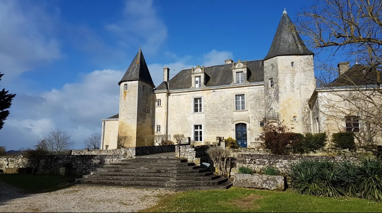 Logement dans l'aile du château à Saint-Germain-du-Seudre, photo 6