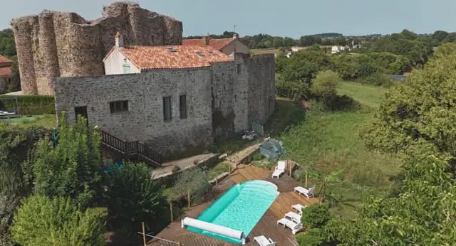 Le Logis du Vieux Donjon, gîte de château à Sèvremont