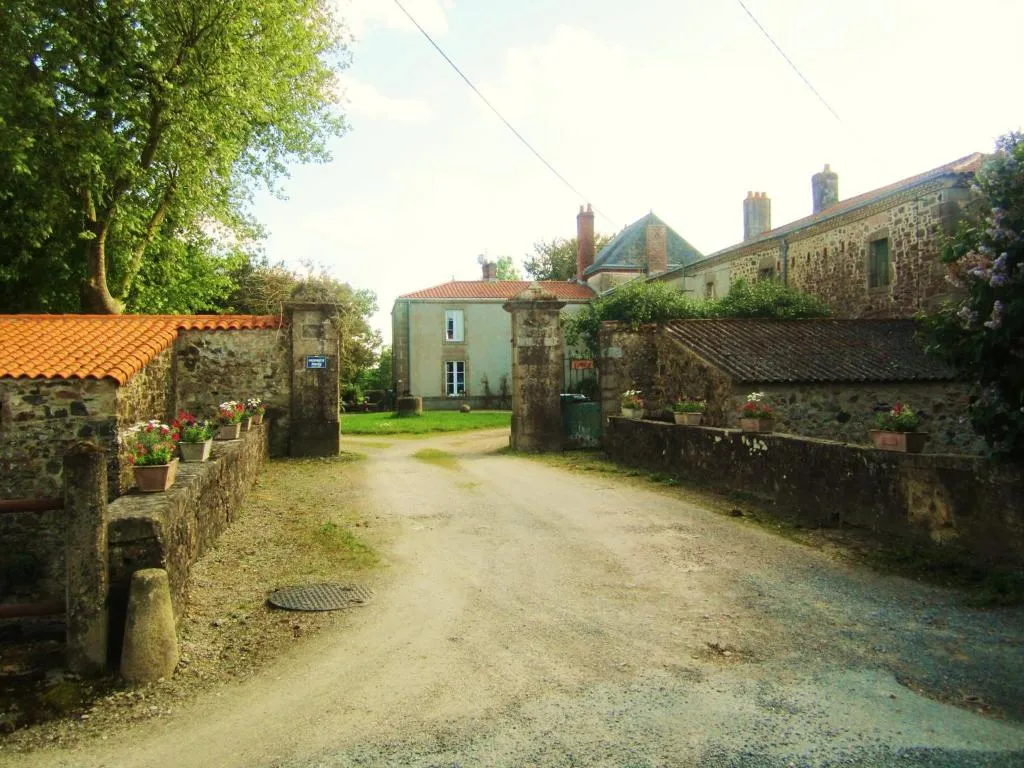 Le Manoir aux Douves, manoir à Bazoges-en-Paillers