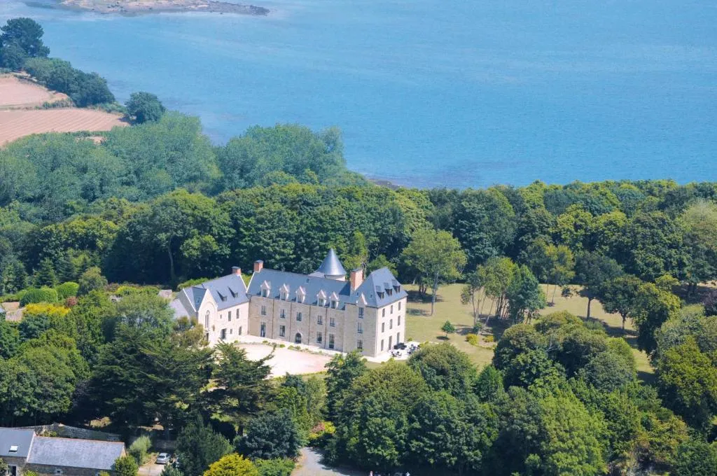 Manoir de Kergrec'h, manoir à Plougrescant