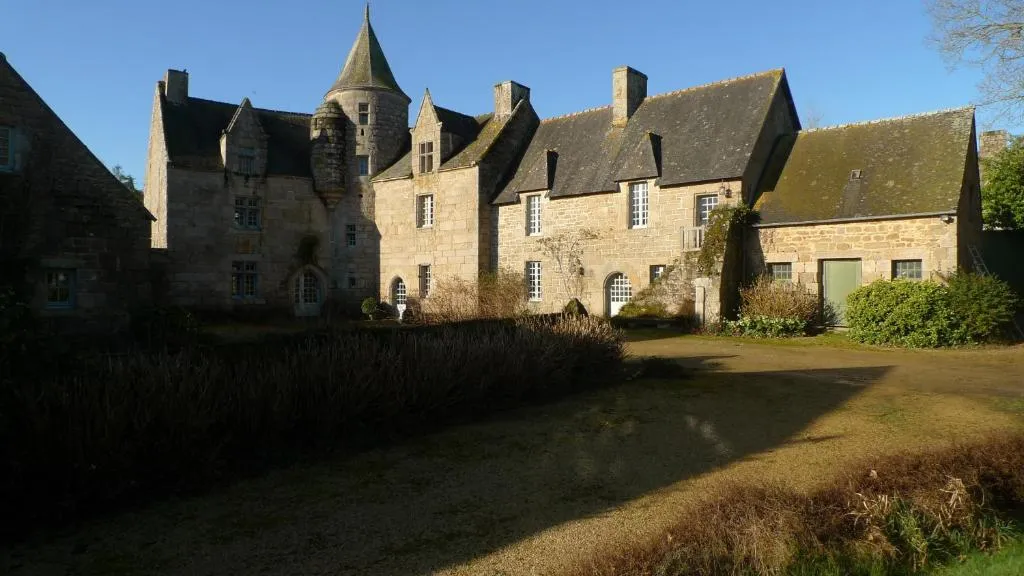 Manoir de Kerguéréon, manoir à Ploubezre