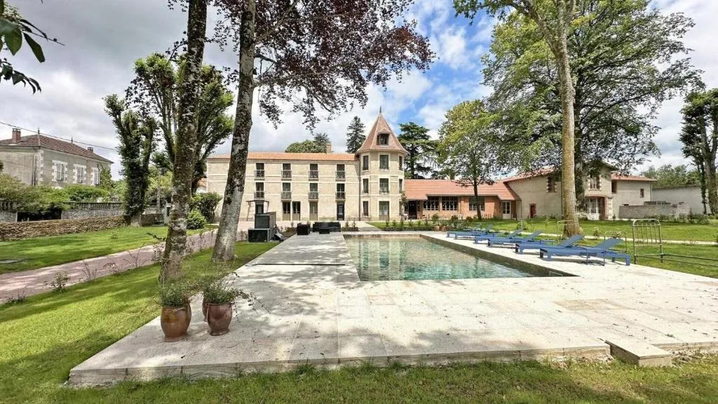 Manoir des Perrières, manoir à Rochechouart