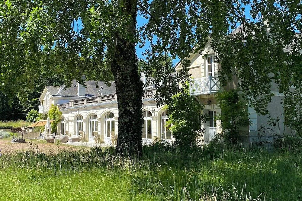 Orangerie du château de Montgoger, gîte de château à Saint-Épain