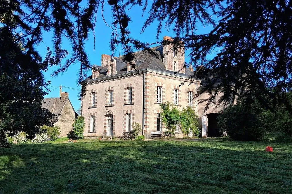 Petit château d'Issé, château entier à Issé